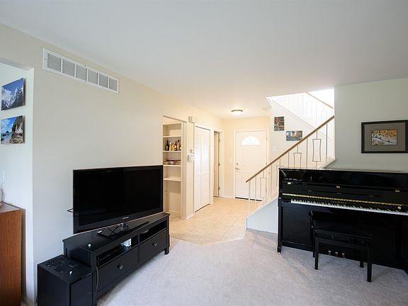 3rd image of 8329 Lakeview Ct
