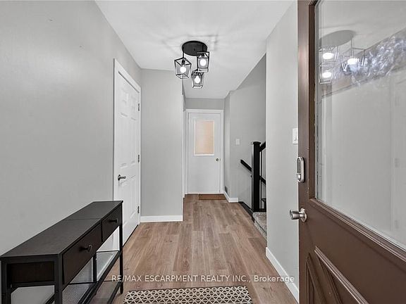 4th image of 15 Miller Cres