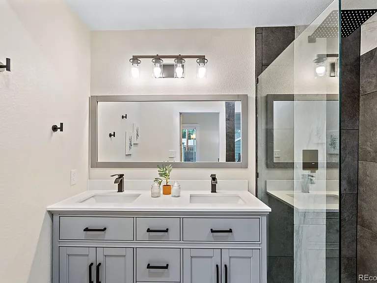 135 S Hooker St — Photo 11