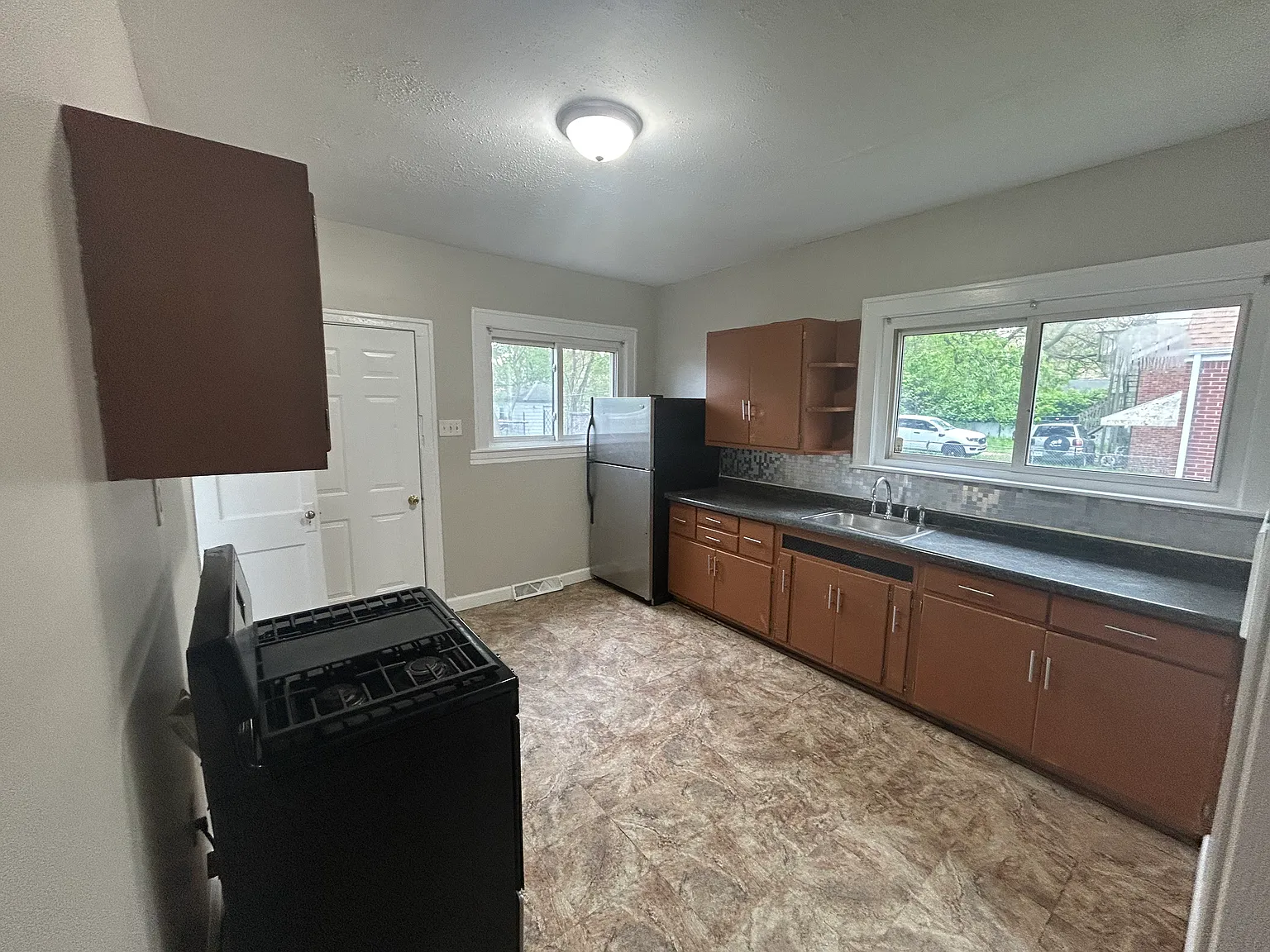3 bed, 924 sqft, $1,300 — Photo 4