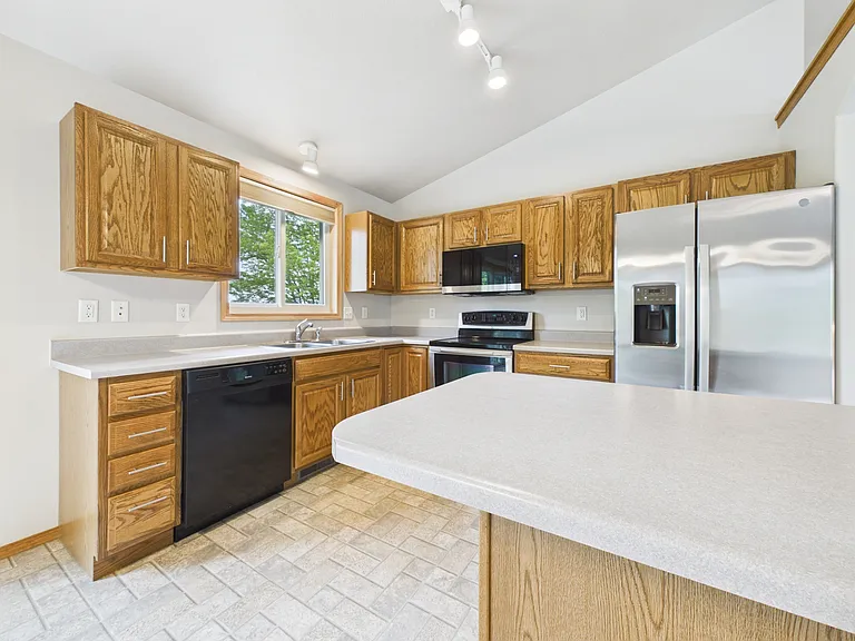 2505 N Vincent Ave — Photo 6