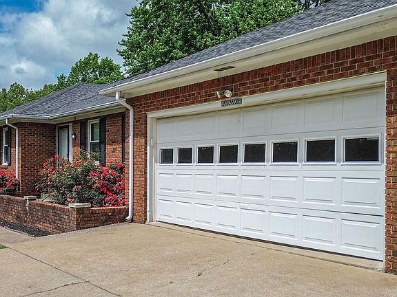 2nd image of 135 Willowick Trl