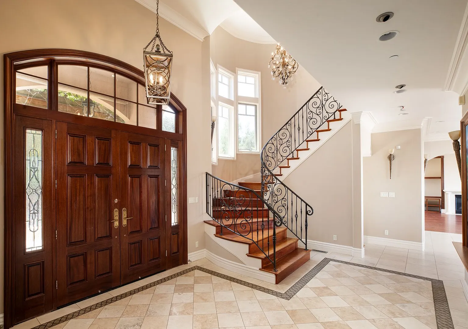 Amazing home, with incomparable views and privacy, but close in convenience! — Photo 4
