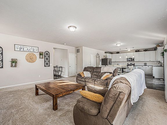 4th image of 6880 Highmeadow Dr