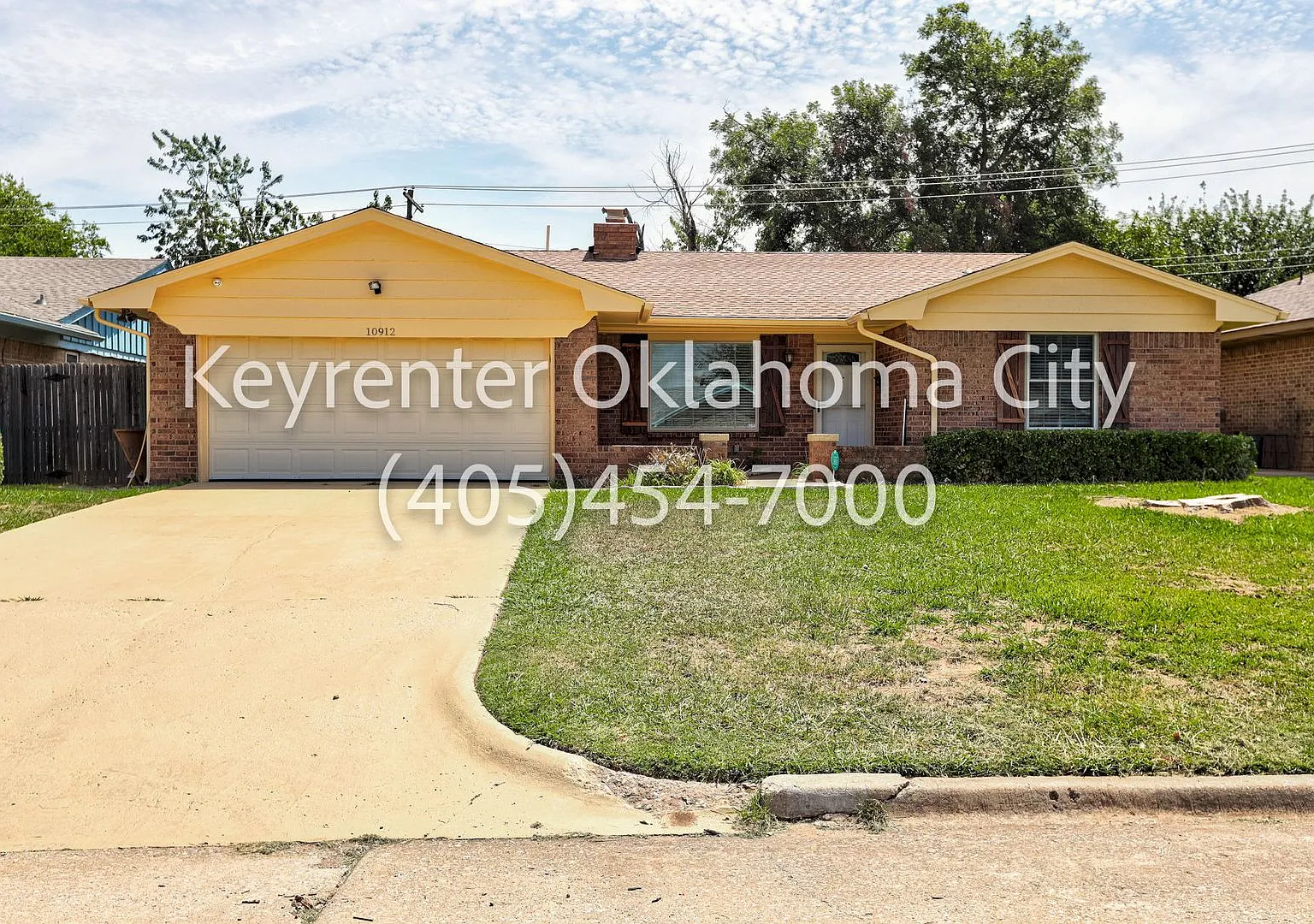 Spacious 3-Bedroom Home with Fireplace and 2-Car Garage in Oklahoma City — Photo 1