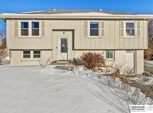 1611 N 105th St, Omaha, NE 68114