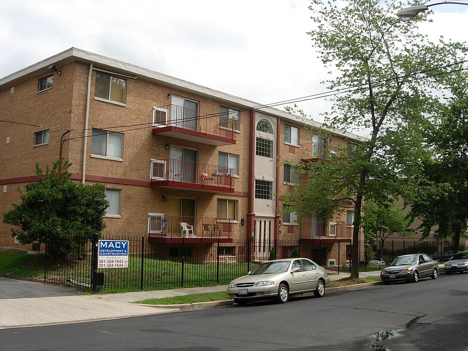 Front of 14 unit building