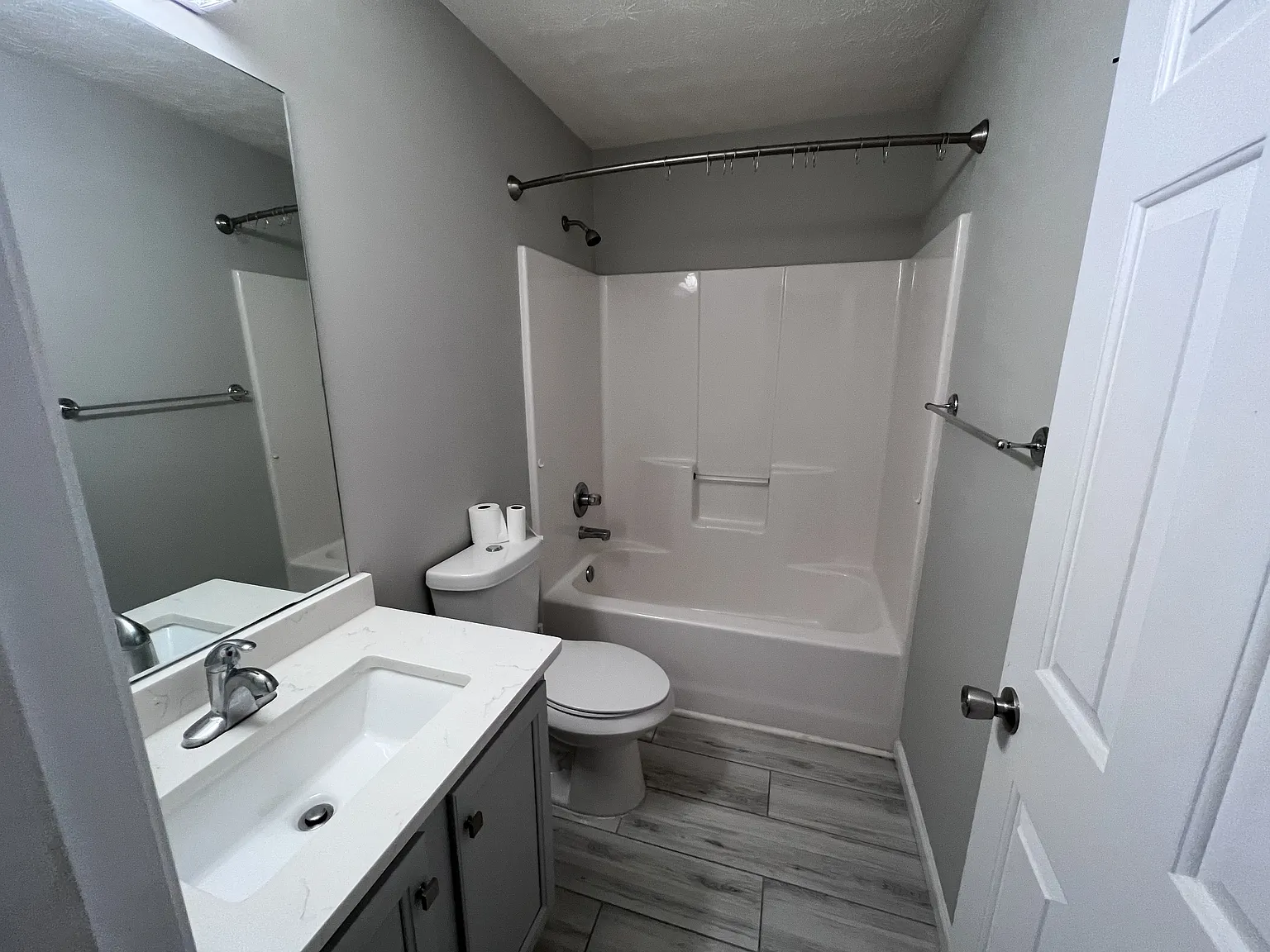 3 bed, 1954 sqft, $2,100 — Photo 4