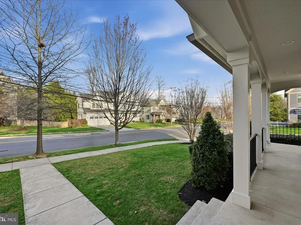 802 Cottage St SW, Vienna, VA 22180