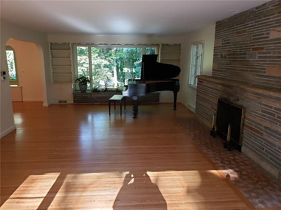 3rd image of 276 Oakridge Dr