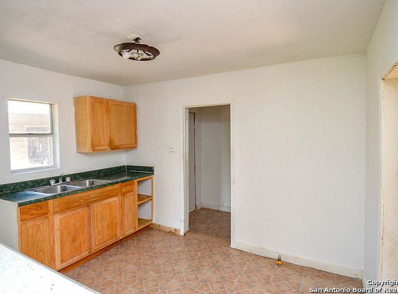 5th image of 1719 Saltillo St