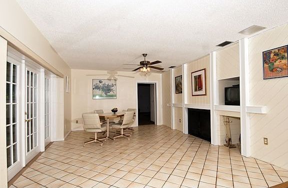3rd image of 2048 Larchmont Way