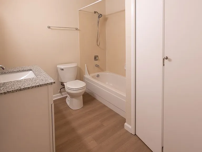 Willow Creek Apartments — Photo 47