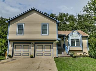 700 SE James Cir, Lees Summit, MO 64063