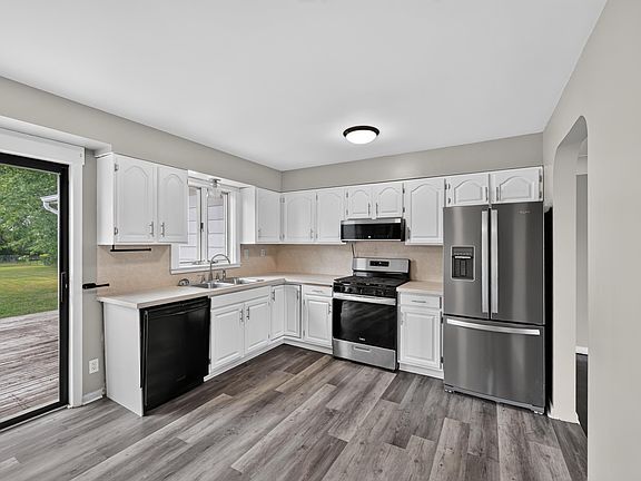 4th image of 5286 Roberts Dr