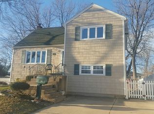 30 Linden St, Lindenhurst, NY 11757