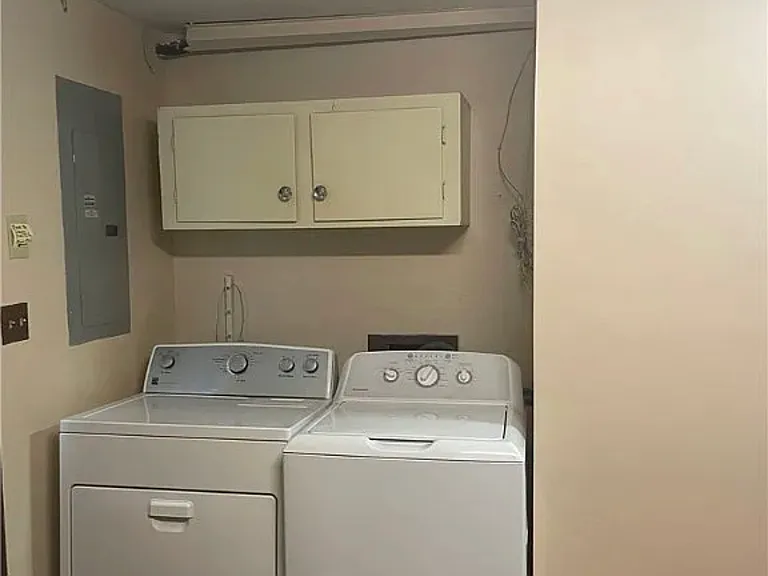 220 Greenwood Dr — Photo 2