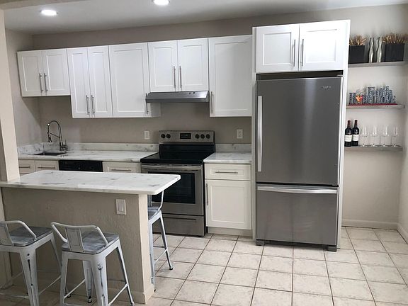 4th image of 2-412 SE 16th St APT 2