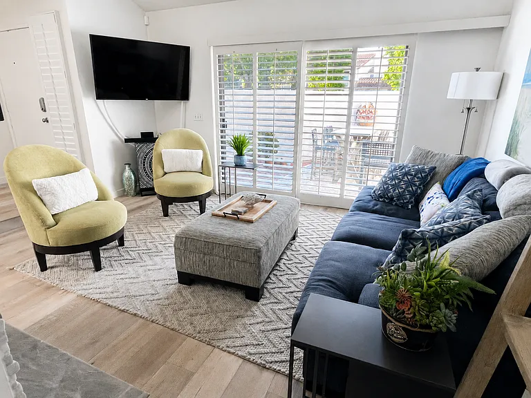 2051 Cliff Dr #18 — Photo 2