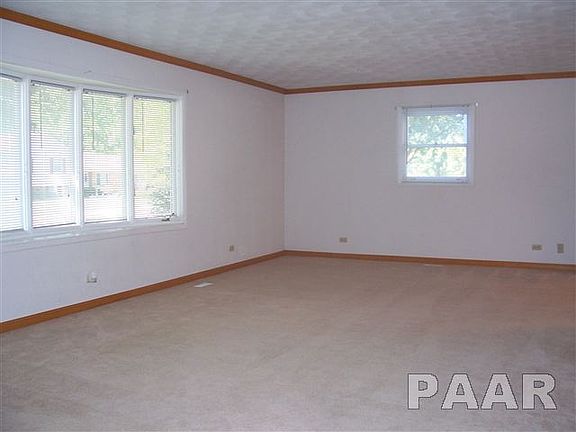 SPACIOUS LIVING ROOM (25X14) WITH CROWN MOLDING