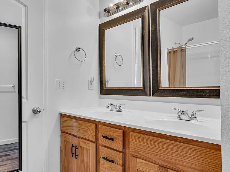 170 Travis St — Photo 29