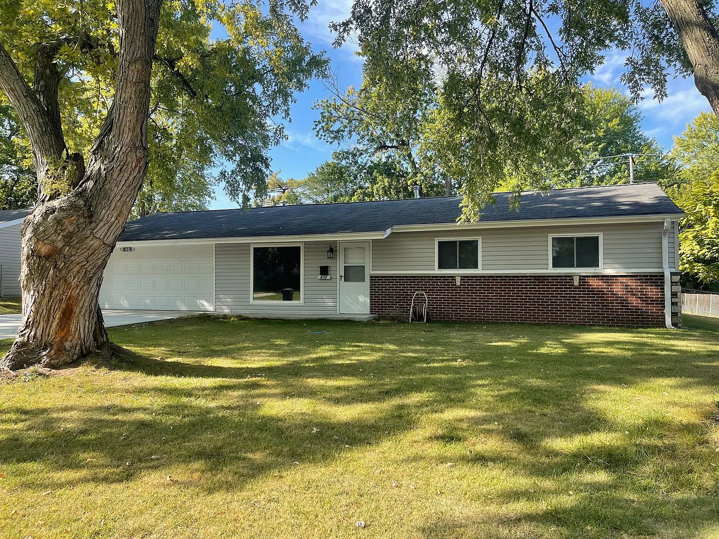 809 Saint Paul Ln photo 1