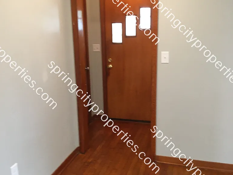112 E Oak St — Photo 4