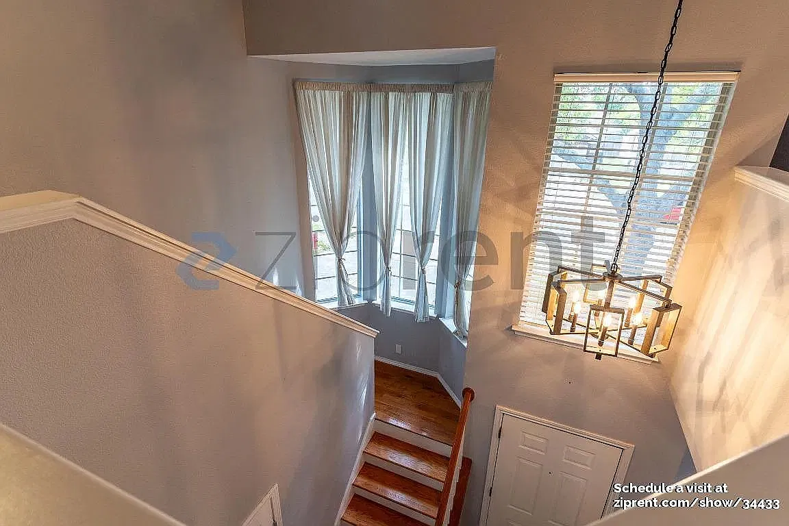 3 bed, 2.5 bath, 1715 sqft, $2,195 — Photo 3