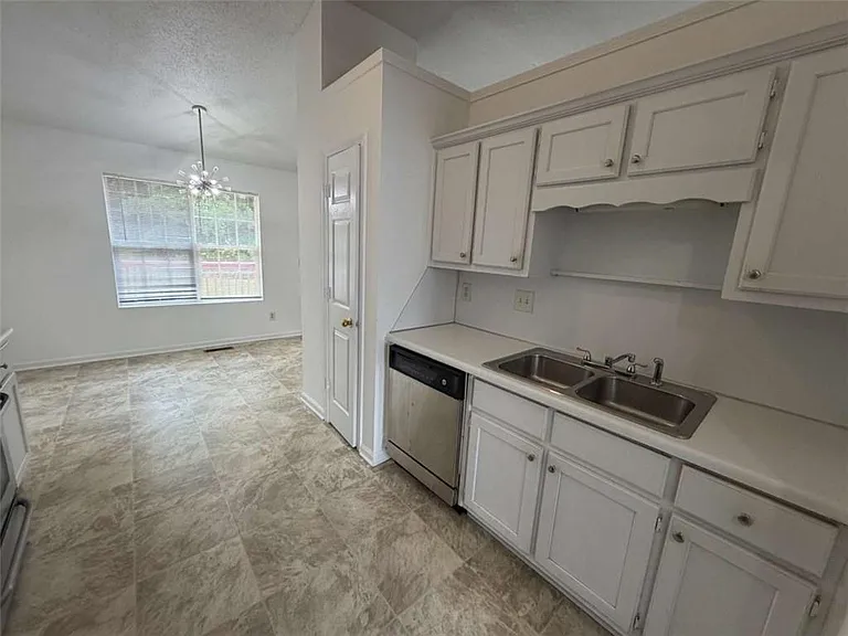 1613 Fort Perry Way — Photo 6