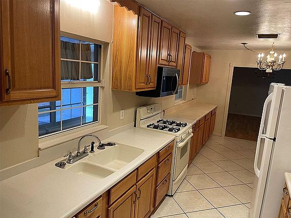 5th image of 36024 Hickory St
