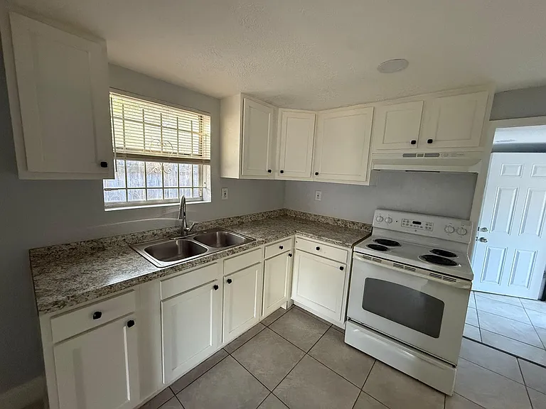 1024 W 8th St — Photo 1