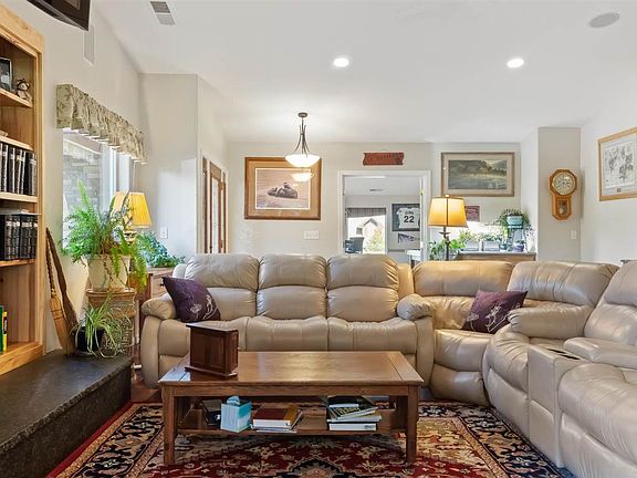 3rd image of 160 Creekhaven Dr