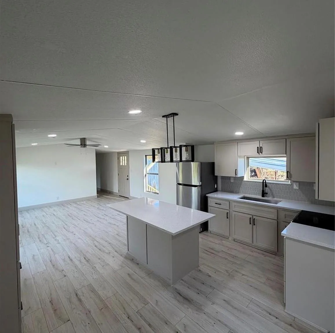 3 bed, 2.0 bath, 1216 sqft, $1,725 — Photo 1