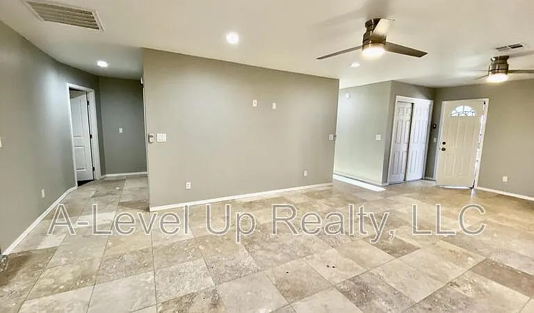 231 W 28th St — Photo 5
