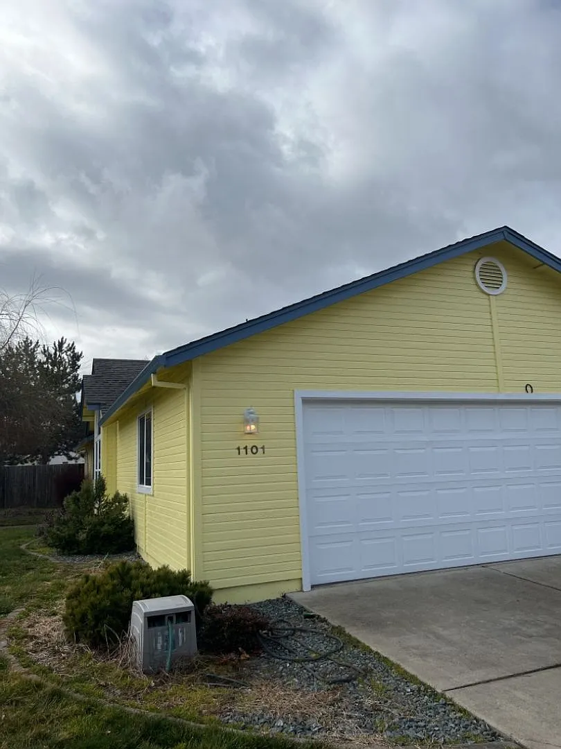 Spacious 3 Bed, 2 Bath Home on a Corner Lot in Southwest Medford — Photo 2