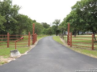 402 Cherry Rdg, Floresville, TX 78114