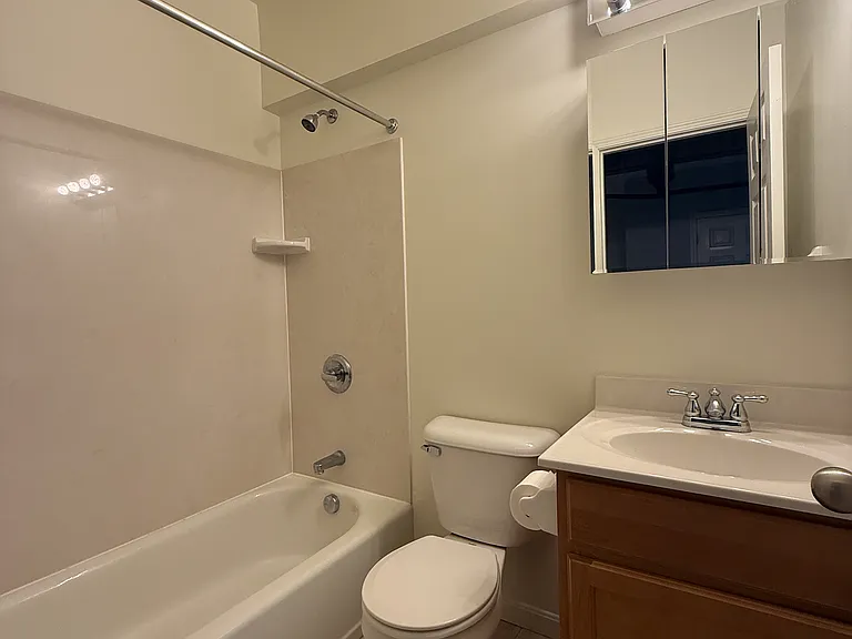 325 W 5th St #3 — Photo 17