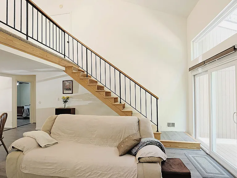 976 Sutton Ct — Photo 6