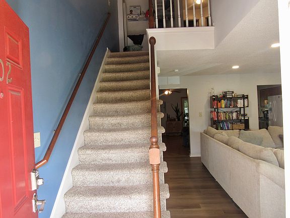 4th image of 302 S Hill Ln