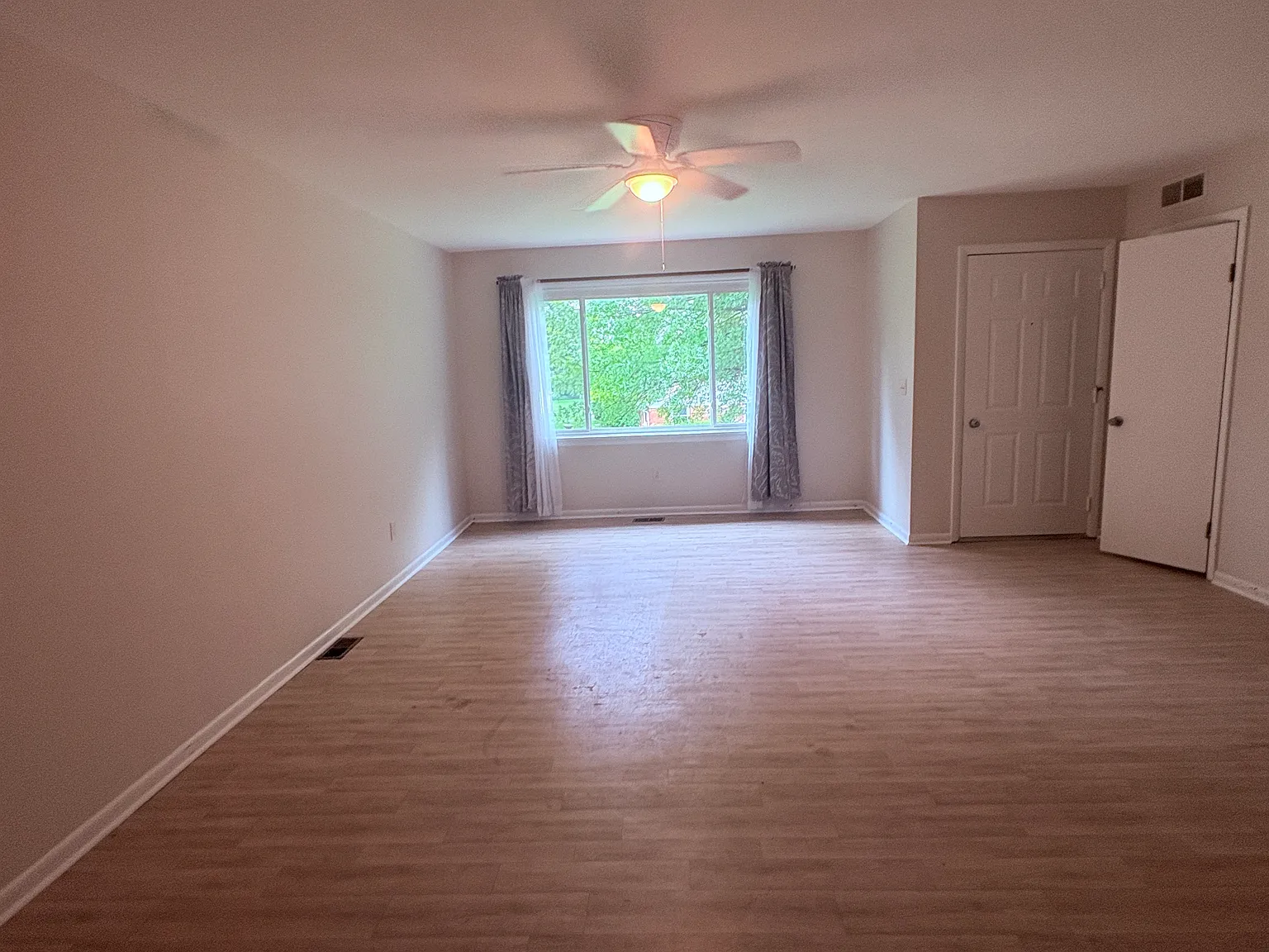 2076-2078 Stowe Dr — Photo 2