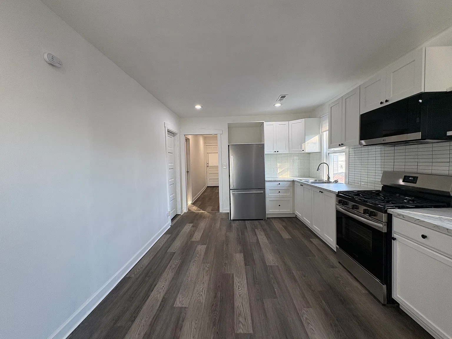 3 bed, 1000 sqft, $1,650 — Photo 1