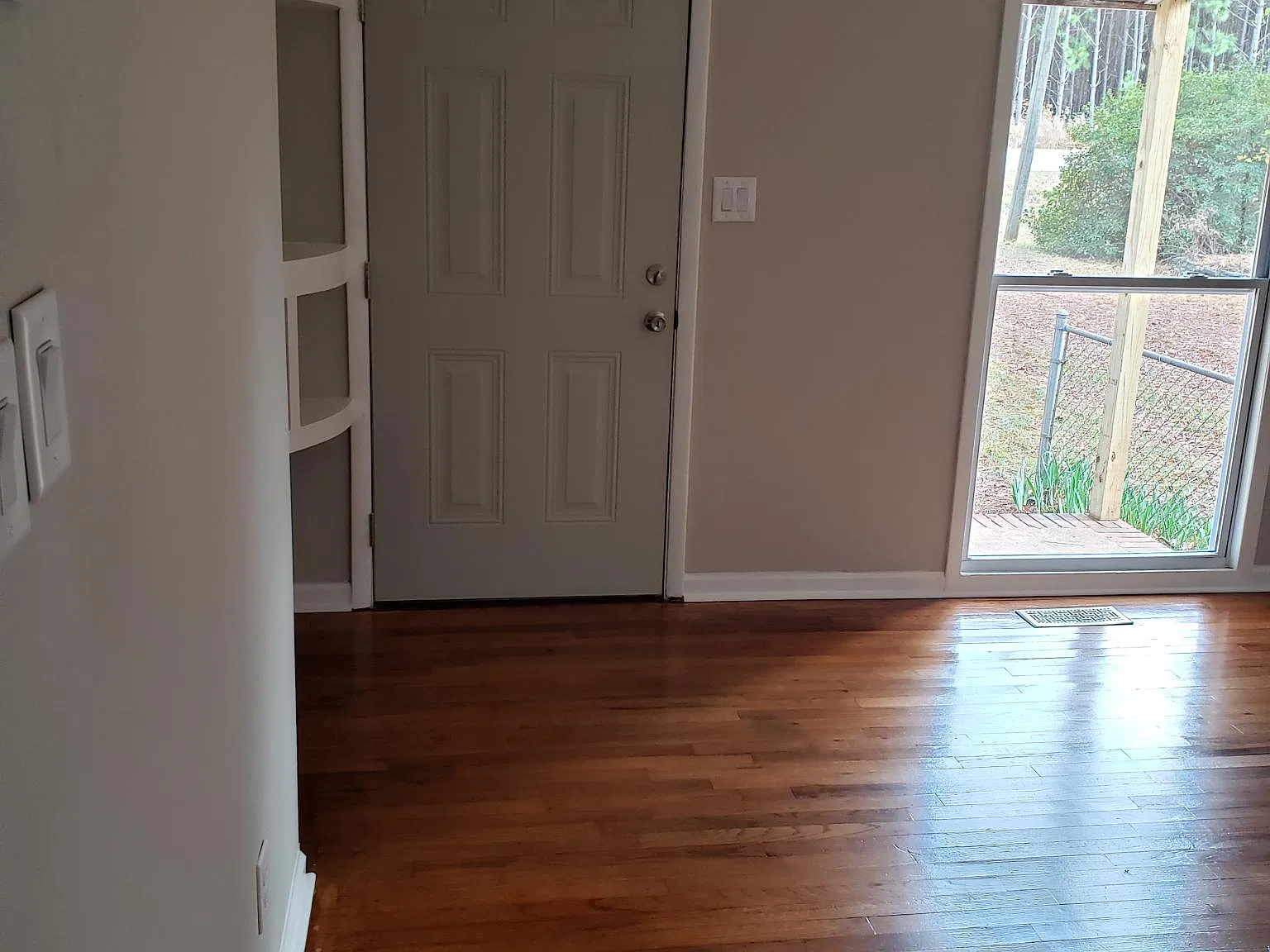 3 bed, 1.5 bath, 945 sqft, $1,300 — Photo 4