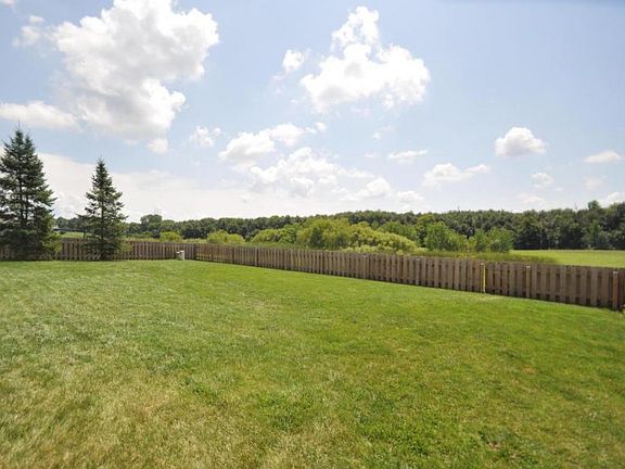 4th image of 139 Fox Glen Dr E