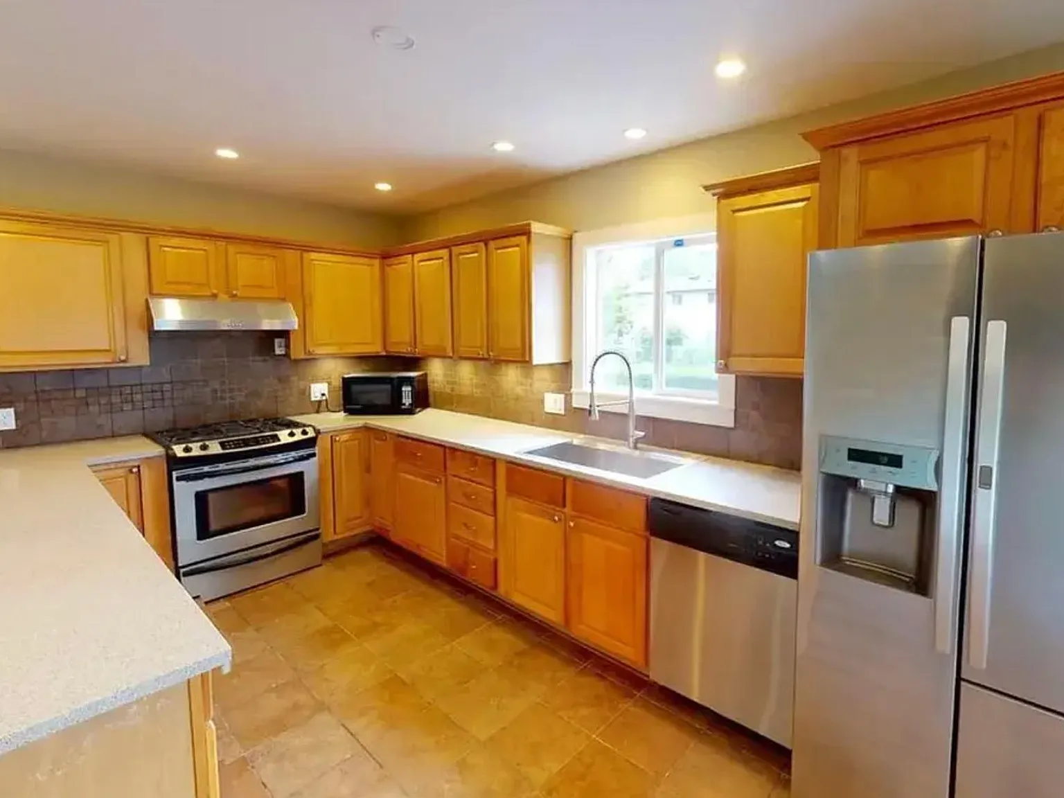 4 bed, 2.0 bath, 2500 sqft, $1,252 — Photo 2
