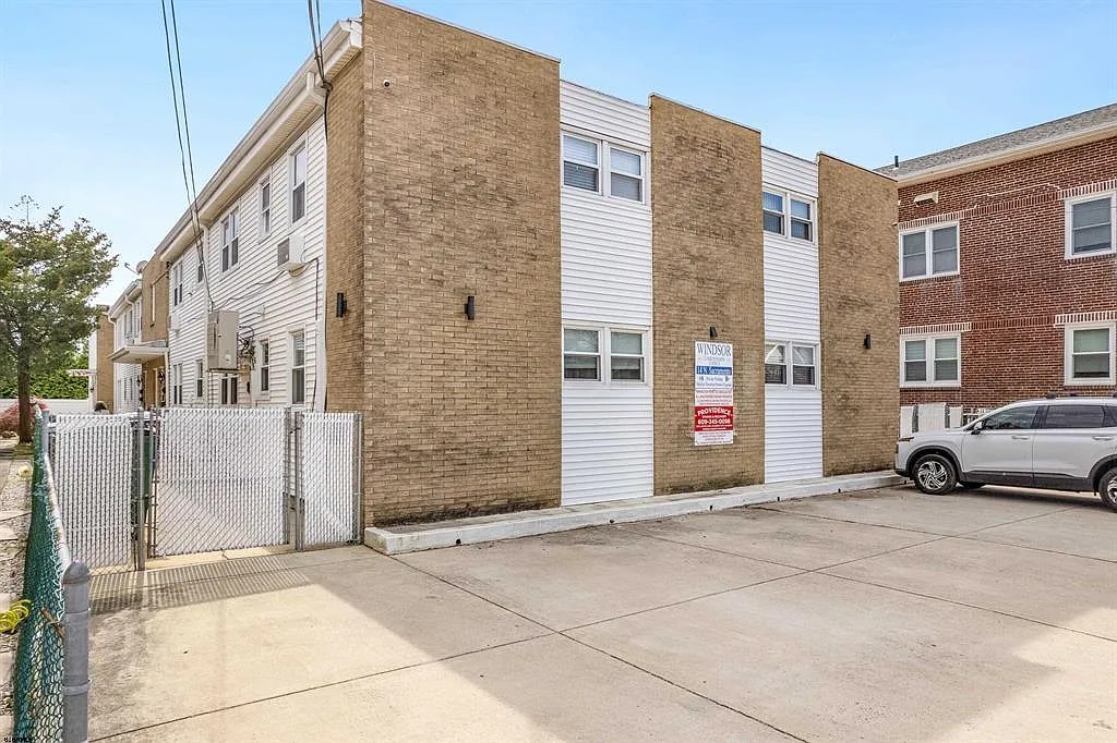 2 bed, $2,000 — Photo 1