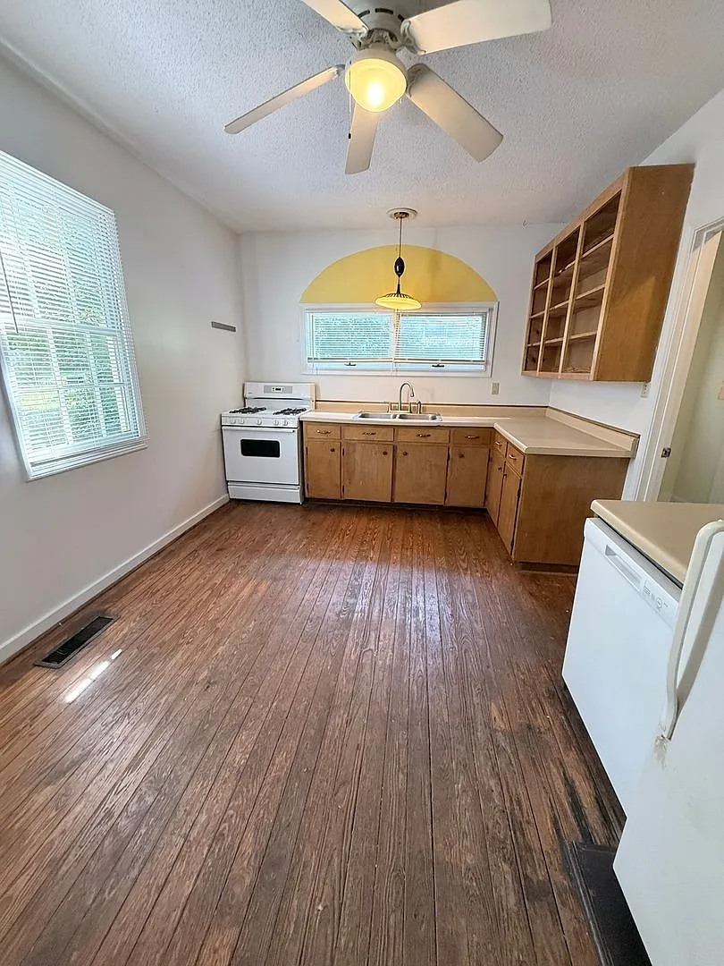Two Bedroom Cozy House! — Photo 4