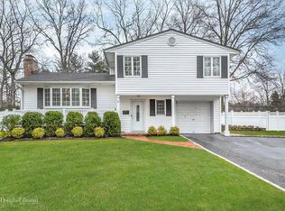 6 Earl Rd, Melville, NY 11747