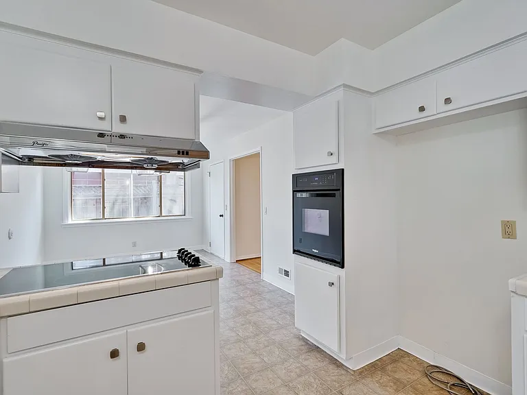 1572 Tobias Dr — Photo 11