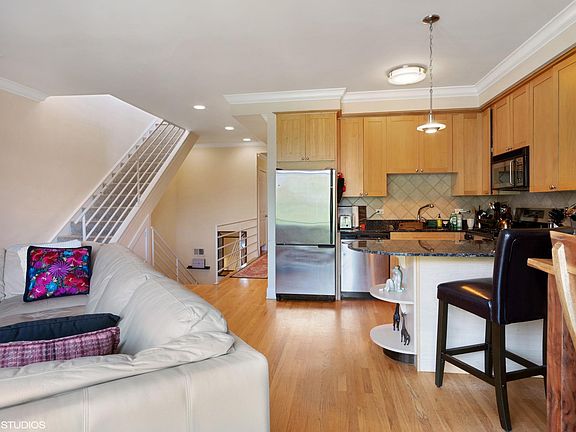 2nd image of 1557 W Chestnut St #1