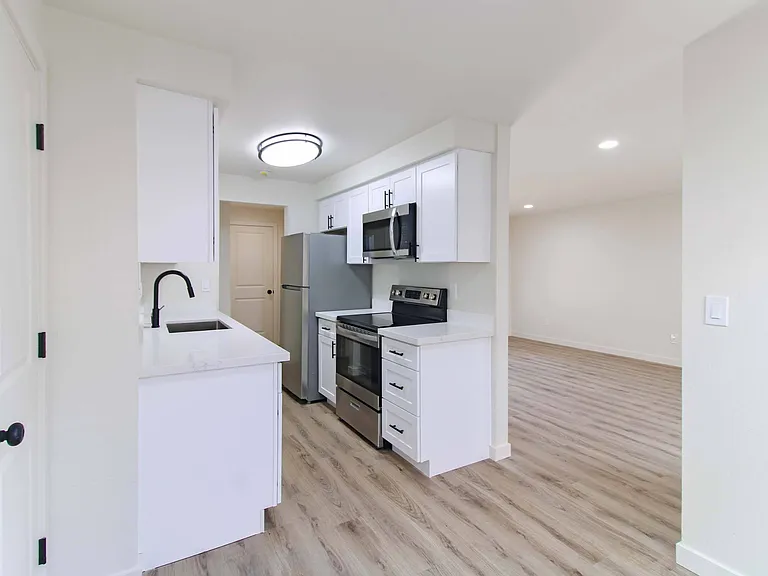2 Bed 1 Bath - Kitchen